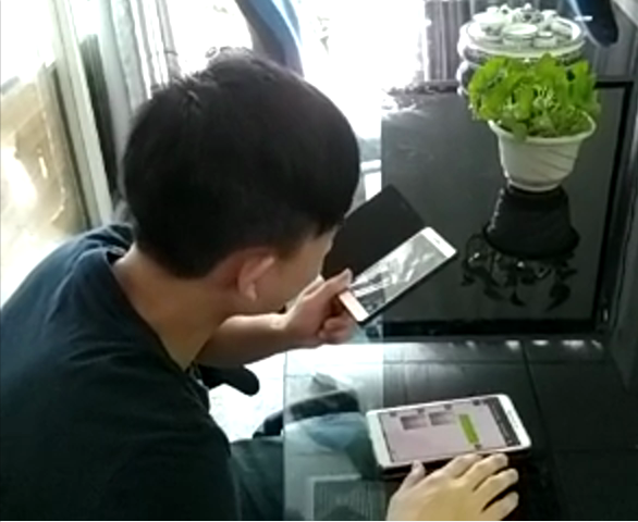 科頤辦公工程師在用視頻教客戶處理問題，客戶在師傅的指導下自己動手查檢配件